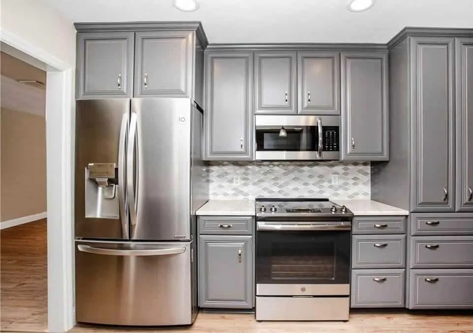 Kitchen-Remodeler-featuring-gray-cabinets